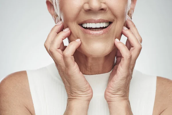 Close up de oman sênior em gola alta mostrando seu belo sorriso . — Fotografia de Stock