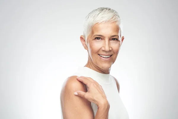 Mulher sênior sorridente bonita com cabelo curto cinza posando em fr — Fotografia de Stock