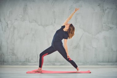 Exalted Crescent Lunge yoga ayakta güzel Kafkas esmer yan görünümü yalınayak poz.