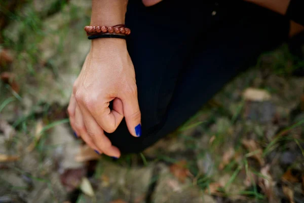 Primer plano de la mujer meditando en la naturaleza . — Foto de Stock