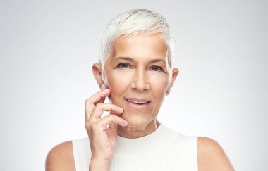 Fr poz kısa gri saçlı güzel gülümseyen yaşlı kadın