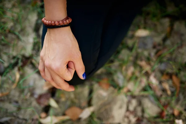 Primer plano de la mujer meditando en la naturaleza . — Foto de Stock