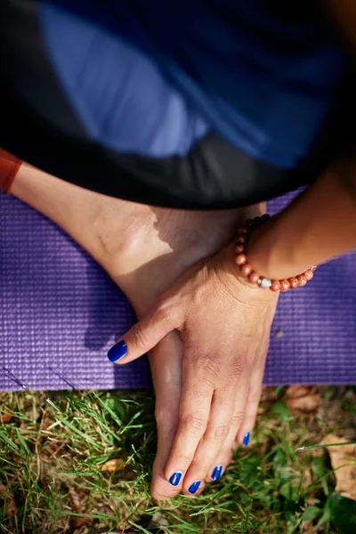 Acercamiento de la mano de la mujer. Yoga en la naturaleza concepto . —  Fotos de Stock