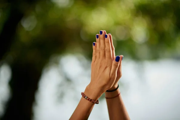 Imagen de las manos femeninas en posición de oración. Ejercicio de yoga en concepto de naturaleza . — Foto de Stock