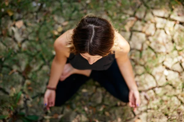 Вид на мирній кавказька жінка в природі сидять на землі в Lotus йога позі і медитації. Літній час. — стокове фото