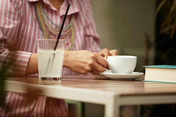 Femeia atractivă de rasă mixtă care stă în cafenea și se bucură de cafeaua ei . — Fotografie, imagine de stoc