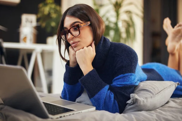 Attractive caucasian brunette in blue and black sweater lying on — Stock Photo, Image