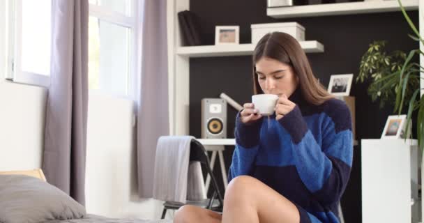 Charmig Brunett Blå Tröja Sitter Sovrummet Morgonen Och Dricker Kaffe — Stockvideo