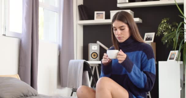 Charmig Brunett Blå Tröja Sitter Sovrummet Morgonen Och Dricker Kaffe — Stockvideo