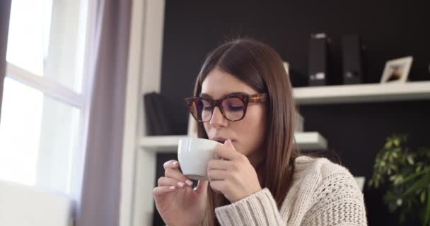 Kaukaski Kobieta Ubrana Beżowy Sweter Siedzi Łóżku Trzyma Świeżą Poranną — Wideo stockowe