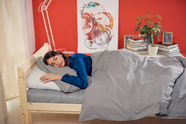 Красивая брюнетка спит на кровати в спальне . — стоковое фото