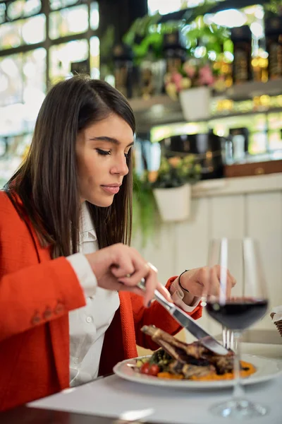 Aantrekkelijke blanke zakenvrouw zittend in restaurant en lunchpakket. — Stockfoto