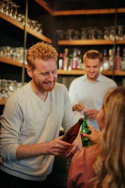 Kafkasyalı bir çift barda durmuş, birayla kadeh kaldırıyor ve eğleniyorlar. Gece hayatı..