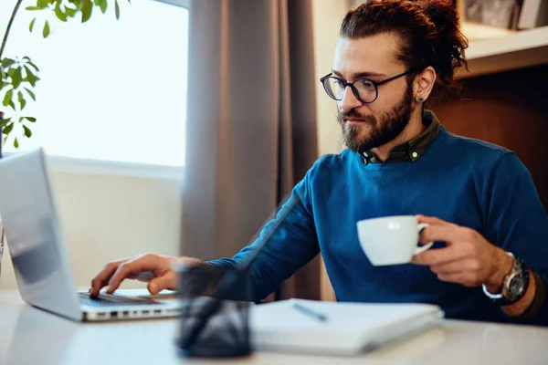 Joven Atractivo Hipster Caucásico Sentado Oficina Escribiendo Informe Beber Café — Foto de Stock