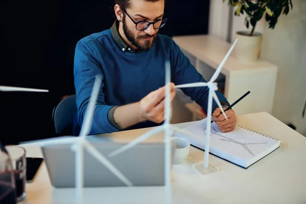 Aantrekkelijk Bebaarde Milieuactivist Zit Zijn Kantoor Tekent Nieuw Windmolenmodel — Stockfoto