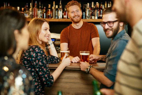 Eine Gruppe Gut Gelaunter Freunde Steht Der Theke Trinkt Bier — Stockfoto