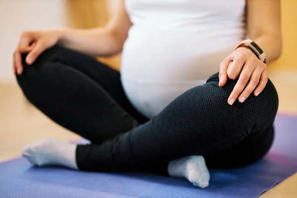 Detailní Záběr Těhotné Ženy Sedící Lotosové Józe Meditující — Stock fotografie