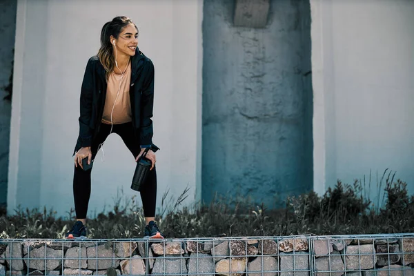 Joven Deportista Forma Atractiva Pie Descansando Después Una Larga Carrera — Foto de Stock