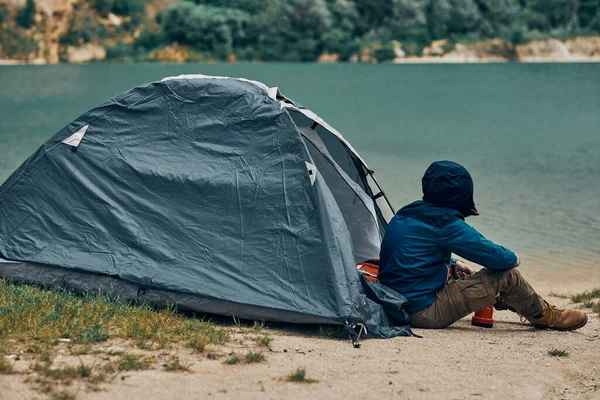 Jeune Homme Assis Près Tente Dans Nature Regardant Beau Lac — Photo