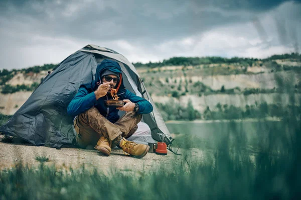 Молодой Привлекательный Мужчина Сидит Палатки Ест Свой Обед Концепция Кемпинга — стоковое фото