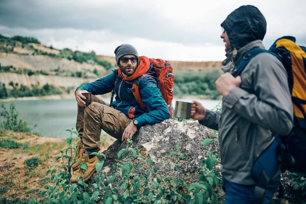 Två Stiliga Vandrare Tar Paus Och Dricker Kaffe Vid Sjön — Stockfoto