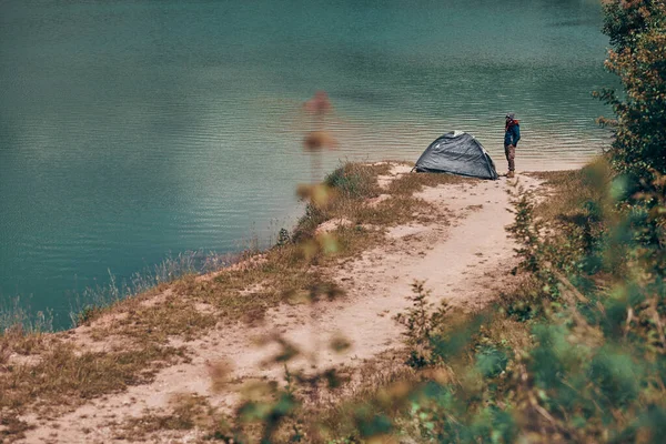 Άνθρωπος Στέκεται Δίπλα Στη Σκηνή Και Κοιτάζει Την Όμορφη Λίμνη — Φωτογραφία Αρχείου