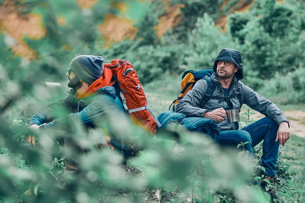 Två Stiliga Män Som Sitter Naturen Och Tar Fikapaus Camping — Stockfoto