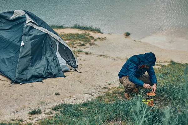 Jeune Homme Barbu Attrayant Préparer Déjeuner Sur Voyage Camping Concept — Photo