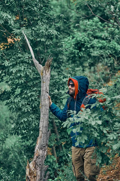 Ung Attraktiv Kaukasisk Skäggig Man Vandring Skogen Och Njuta Helg — Stockfoto