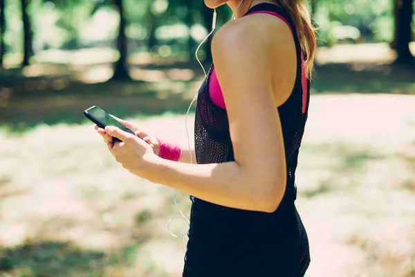 Atractiva Deportista Caucásica Pie Naturaleza Utilizando Teléfono Inteligente Para Elegir — Foto de Stock