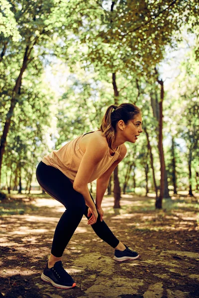 Tineri Atractive Potrivesc Sportivfemeie Întindere Picioarele Înainte Alerga Natură Frumoasa — Fotografie, imagine de stoc