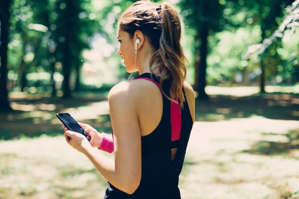 Hermosa Deportista Caucásica Pie Uso Teléfono Inteligente Naturaleza — Foto de Stock