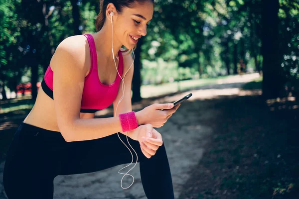 Hermosa Deportista Caucásica Pie Uso Teléfono Inteligente Naturaleza — Foto de Stock