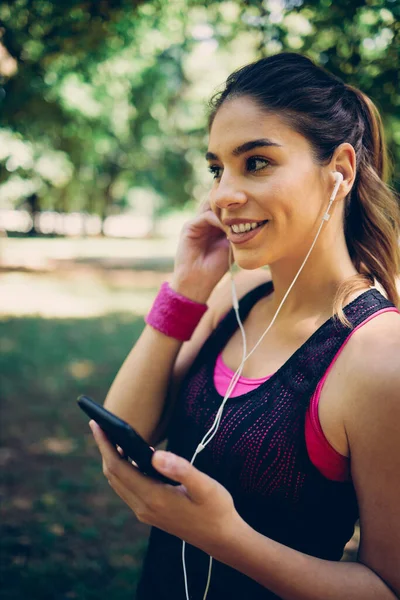 Hermosa Deportista Caucásica Pie Uso Teléfono Inteligente Naturaleza — Foto de Stock