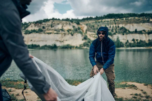 Två Stiliga Män Plockar Isär Tältet Camping Helgen Koncept — Stockfoto