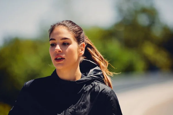 Joven Deportista Caucásica Forma Dedicada Corriendo Puente Hermoso Día Soleado — Foto de Stock