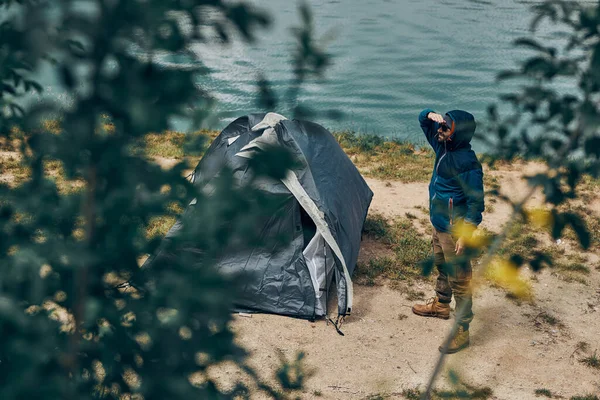 Jeune Homme Debout Près Tente Profitant Vue Lac Voyage Camping — Photo