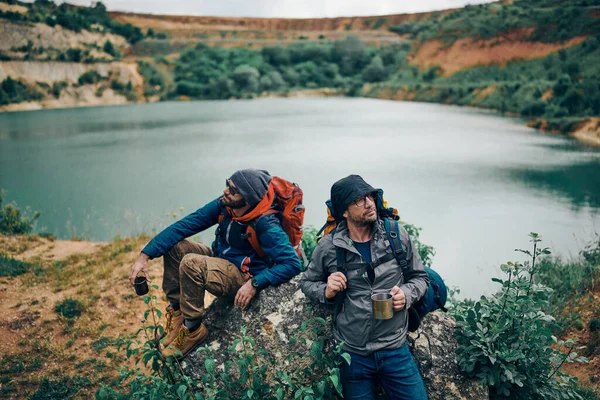 Unga Stiliga Män Med Ryggsäckar Kaffepaus Naturen Camping Resa Helgen — Stockfoto