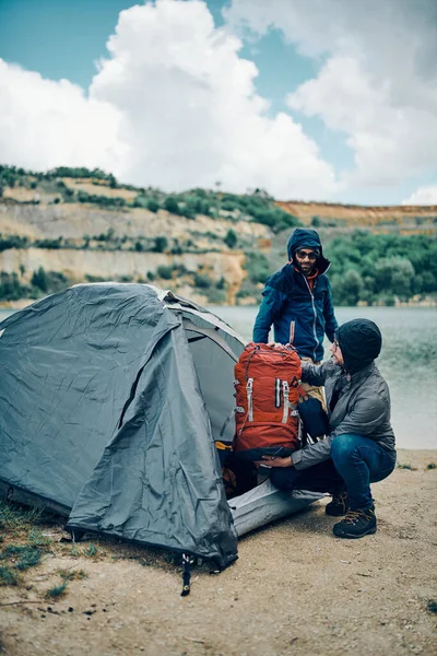 Deux Hommes Voyage Camping Mettre Des Sacs Dos Dans Tente — Photo