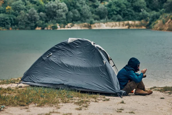 Homme Assis Sur Rivage Bord Lac Mangeant Son Déjeuner Camping — Photo
