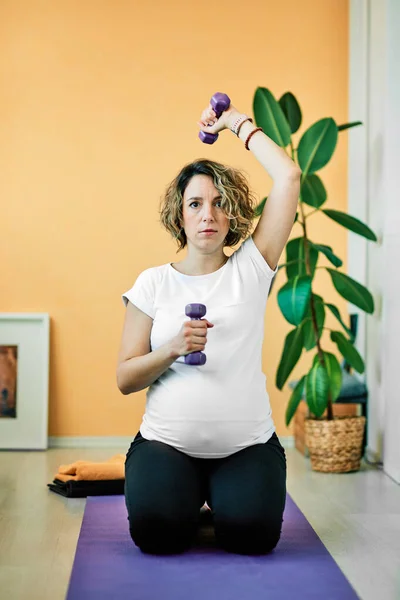 Atraktivní Těhotná Žena Středního Věku Klečí Dělá Fitness Cvičení Činkami — Stock fotografie