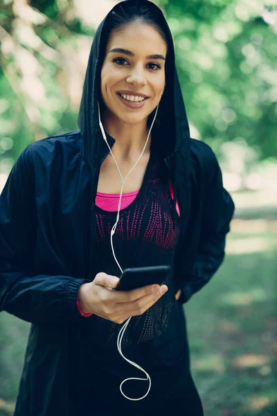 Joven Atractiva Mujer Caucásica Corredora Camisa Encapuchada Pie Naturaleza Escuchando — Foto de Stock