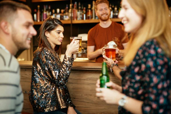 Vriendengroep Een Kroeg Kletsen Bier Drinken — Stockfoto