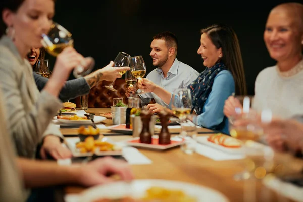 Skupina Přátel Sedí Restauraci Připíjí Bílým Vínem — Stock fotografie