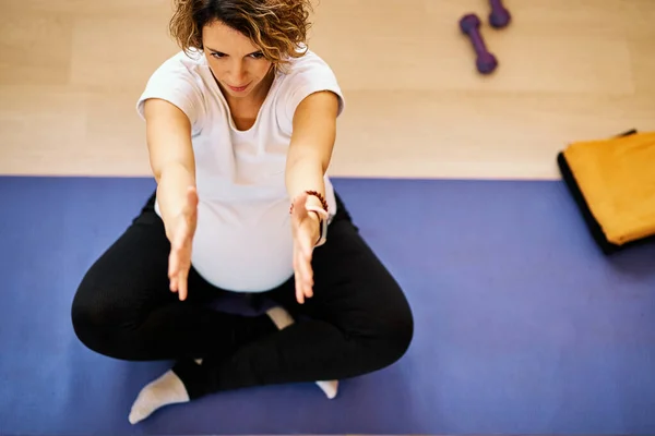 Schwangere Mittleren Alters Machen Yoga Hause — Stockfoto