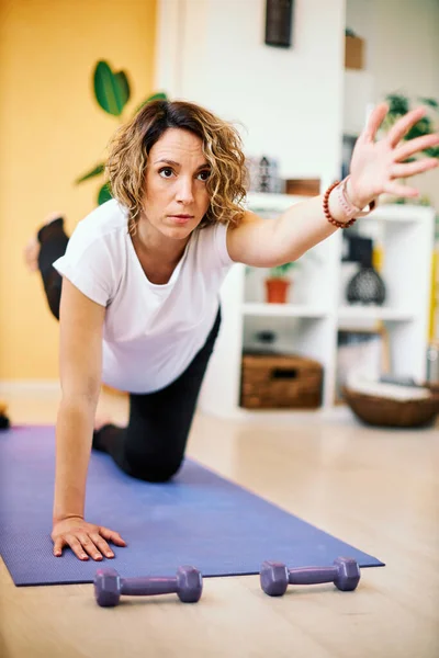 Schwangere Mittleren Alters Machen Yoga Hause — Stockfoto