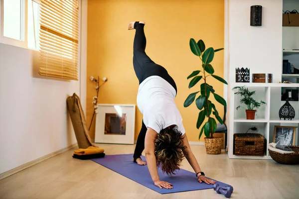 Mujer Embarazada Mediana Edad Haciendo Yoga Casa — Foto de Stock