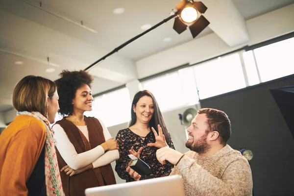 Ung Stilig Skäggig Pedagog Som Visar Sina Mångkulturella Deltagare Hur — Stockfoto