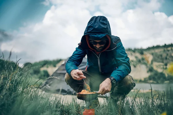 Handsome Caucasian Bearded Man Crouching Warming His Lunch Camping Trip — Stock Photo, Image