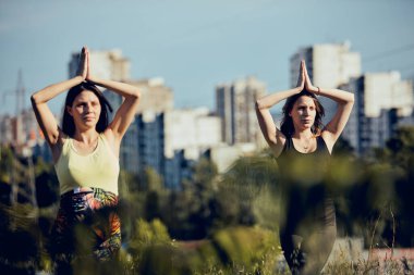 Hamile kadınlar yoga yapıyor..